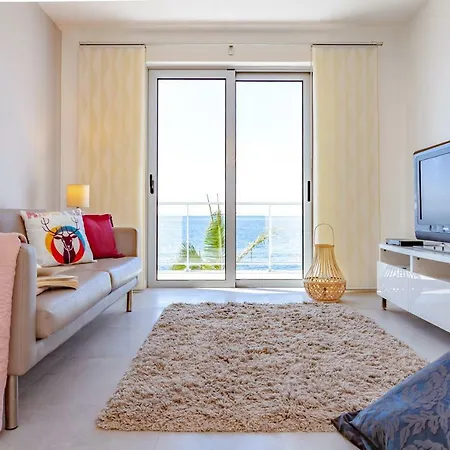 Villa Madeira Beach House - By Lovelystay *