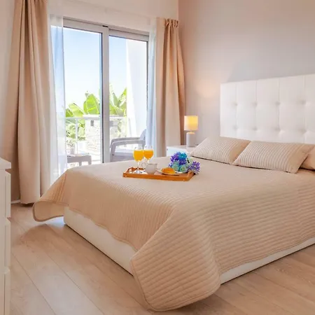 Villa Madeira Beach House - By Lovelystay